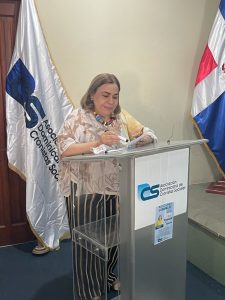 Mirna Pimentel ejerce su derecho al voto