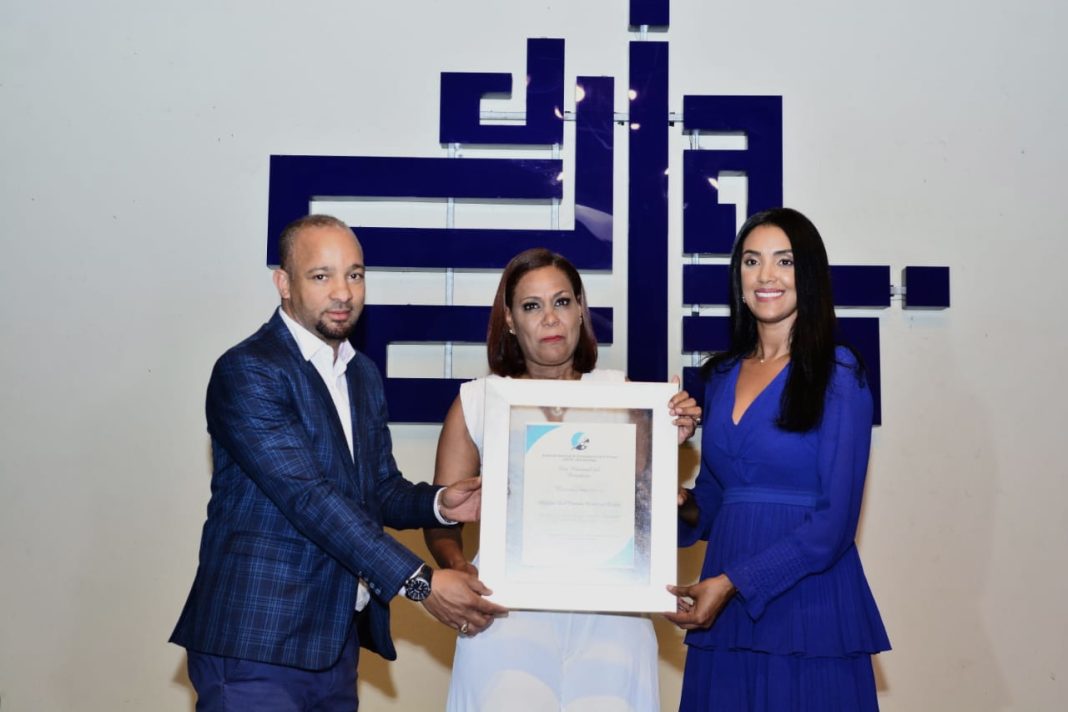 El periodista José Alfredo hace entrega junto a Johanna Benoit Adaldiga Germoso