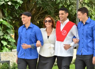 Lady Reyes junto a sus hijos Oliver Ernesto, Gabriel y Francis Manuel.