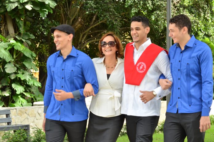 Lady Reyes junto a sus hijos Oliver Ernesto, Gabriel y Francis Manuel.