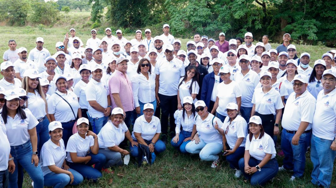 Participantes en Jornada de Reforestacion de la CGR