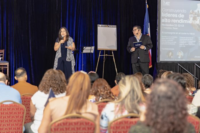 4 Mariela Romero y Giovanni González durante una de las conferencias realizadas en Estados Unidos.