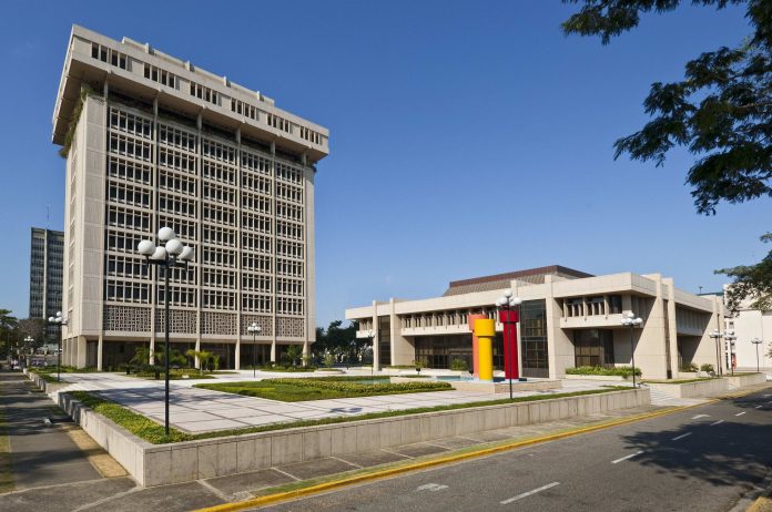 Economía dominicana crece 4.0 % entre enero y abril de 2026 impulsada por minería y servicios