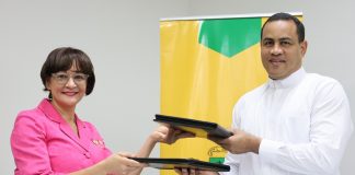 Lady Reyes junto al Reverendo Padre Dr. José Luis de la Cruz, rector de la Universidad Católica Santo Domingo.
