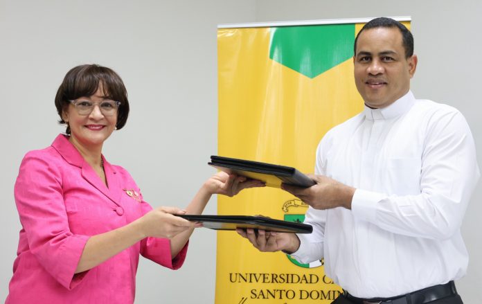 Lady Reyes junto al Reverendo Padre Dr. José Luis de la Cruz, rector de la Universidad Católica Santo Domingo.