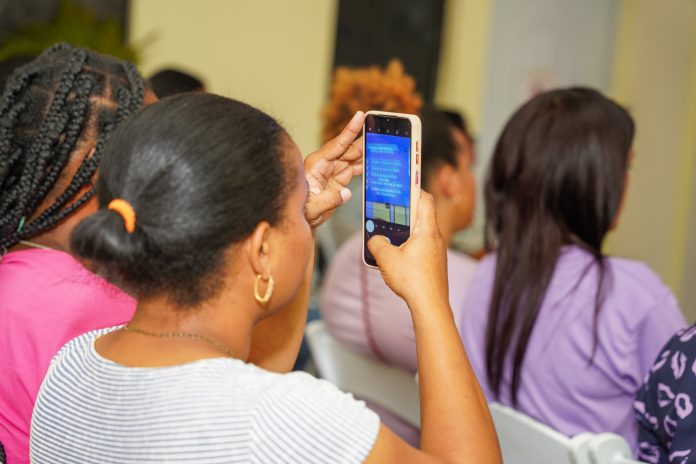 AND07278 Las mujeres de La Victoria reciben capacitación en finanzas personales y acompañamiento psicológico