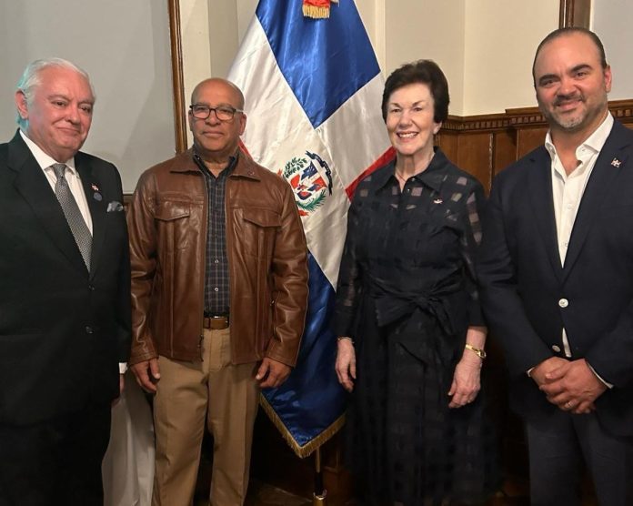 Cuquin Victoria, Víctor Encarnación, Sonia Guzmán y Giancarlos Beras Goico.