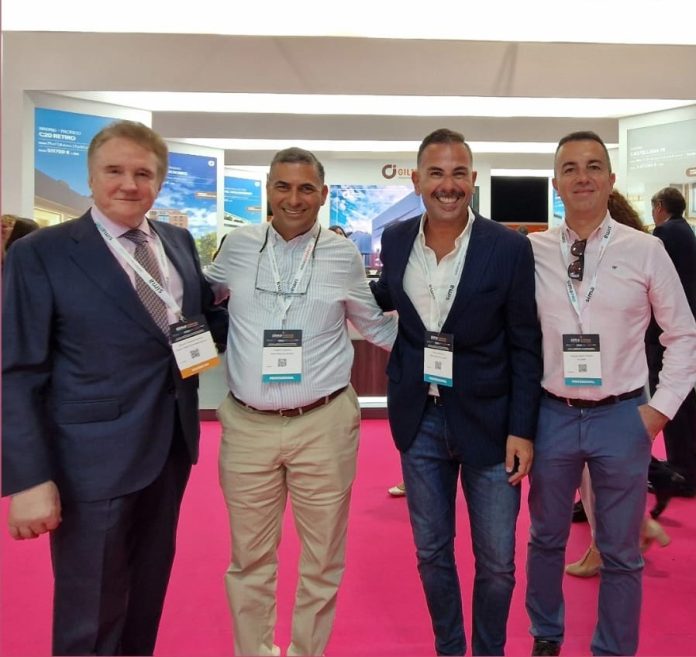 Al centro, el presidente de Grupo Paseo del Sendero, Alberto Vásquez, y Carlos Rentalo junto a otros participantes en SIMA 2024 Al centro, el presidente de Grupo Paseo del Sendero, Alberto Vásquez, y Carlos Rentalo junto a otros participantes en SIMA 2024