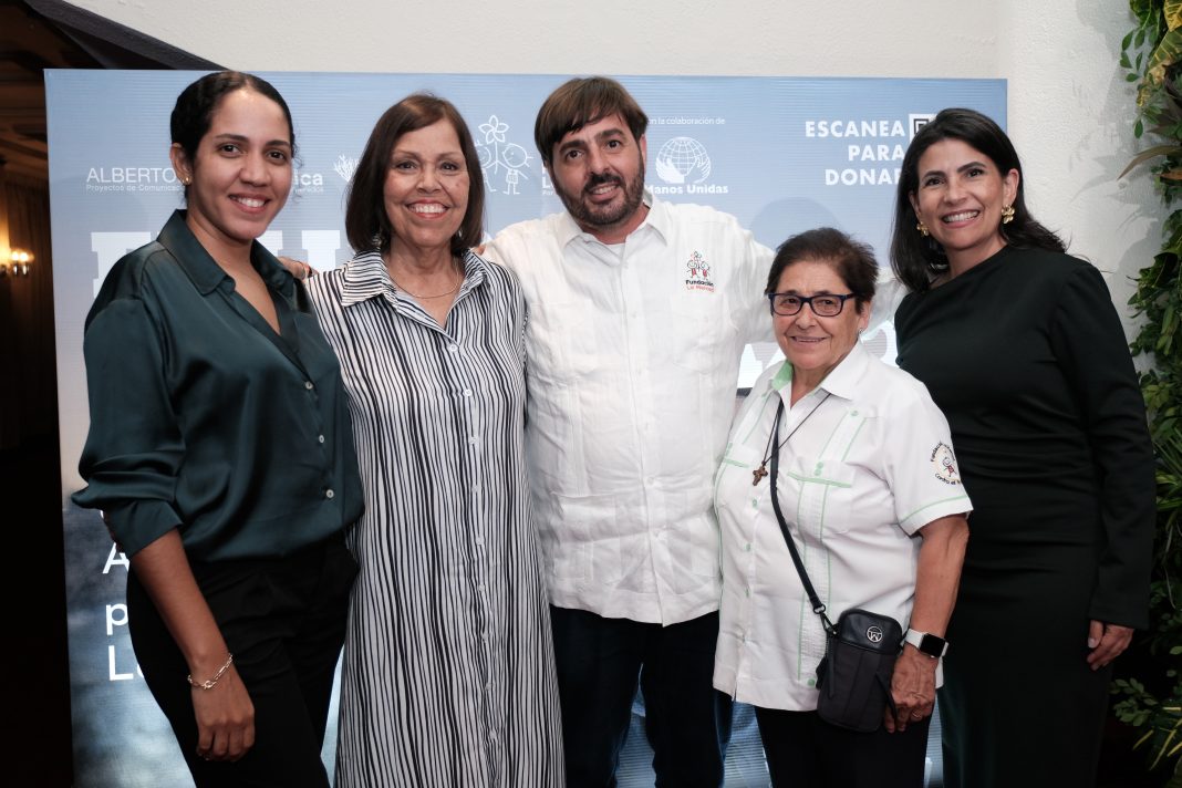 Izq a der Patricia Zapata, Thelma Castan, padre Tomas Garcia, sor Pilar Lopez y Rossanna Camarena (1)