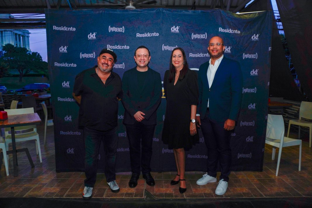 1 Alan Vélez, Mario Flores, Kary Colón y Dary Fiulcar.