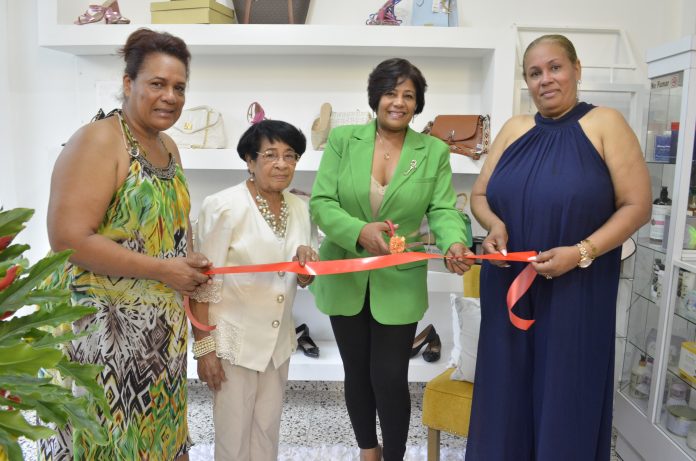 779- Corte de cinta. Margarita Espinal, Leonor Brito, Teresita Espinal y Evelyn Espinal (1)