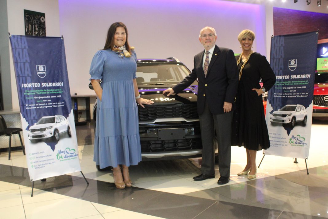 La Sra. Sonia Villanueva, el Sr. Harold Molida y la Dra. Pilar Constanzo