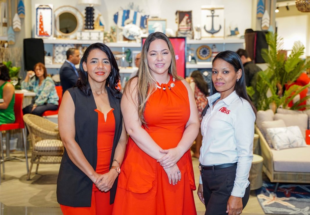 Principal. Lucelly Soriano, Sandra Infante y Yennys Castillo