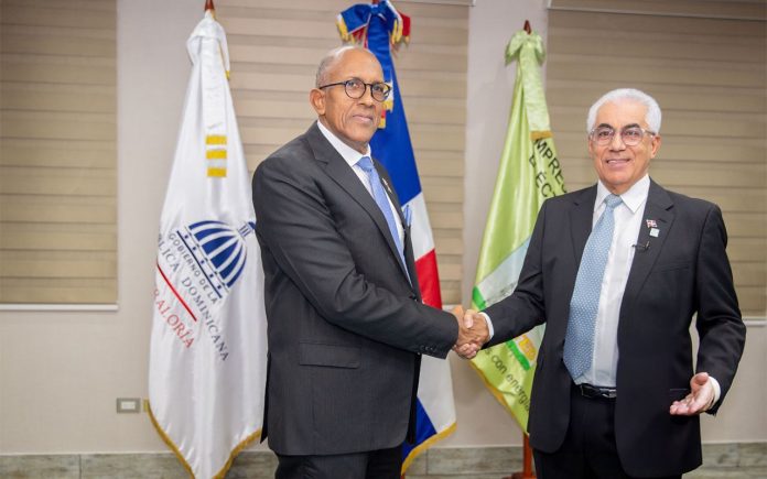 Ing. Martín Robles Morillo, administrador general ETED junto a Félix Santana, Contralor General