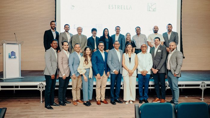 12-Directiva de APROCOVICI junto a panelistas dominicanos y extranjeros