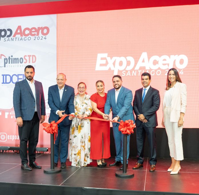 Autoridades y fundadores de Expo Acero en el corte de cinta que formaliza la apertura de la feria en el Centro de Convenciones Utesa.