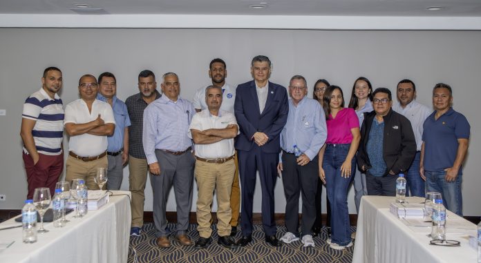 Diego Freire y Edgar Castllo junto a los participantes del Seminario LABWA, provenientes de diferentes países