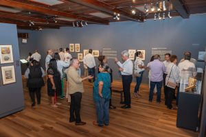 Los asistentes observando la exposición