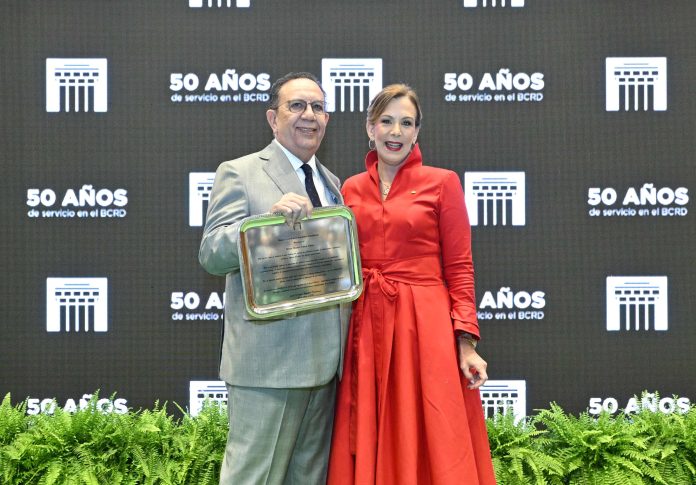 Valdez Albizu recibe su reconocimiento por parte de la vicegobernadora, Clarissa de la Rocha