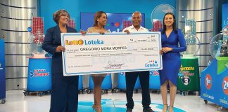 A la izquierda, Ynmaculada Liriano, directora ejecutiva de Loteka, hace entrega de su premio a Gregorio Mora Morfes, ganador de 40 millones.
