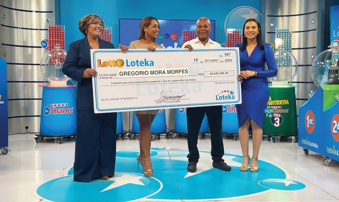 A la izquierda, Ynmaculada Liriano, directora ejecutiva de Loteka, hace entrega de su premio a Gregorio Mora Morfes, ganador de 40 millones.