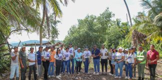 El equipo de Medio Ambiente con parte del voluntariado de Arajet