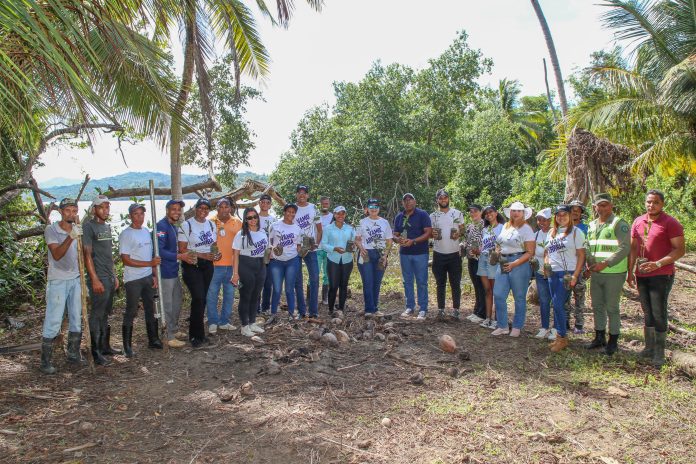 El equipo de Medio Ambiente con parte del voluntariado de Arajet
