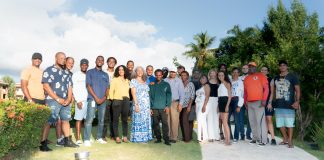 Patricia Hiraldo, directora de Happy Dolphins, en el centro, junto a los instructores, los jóvenes capacitados y colaboradores del Proyecto Salvando Vidas en las instalaciones del Viva Wyndham Resort Dominicus en Bayahibe.