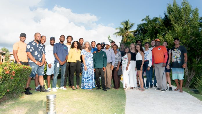 Patricia Hiraldo, directora de Happy Dolphins, en el centro, junto a los instructores, los jóvenes capacitados y colaboradores del Proyecto Salvando Vidas en las instalaciones del Viva Wyndham Resort Dominicus en Bayahibe.