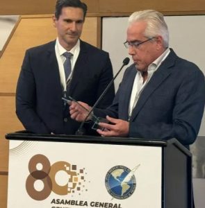 José Roberto Dutriz entrega reconocimiento a Frederic Kachar