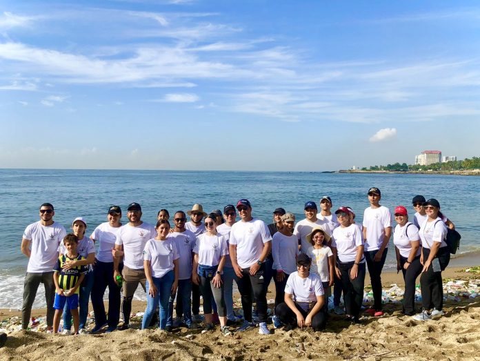Equipo de voluntarios de Motor Crédito durante la limpieza de playas - noviembre 2024