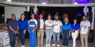 Yenny Polanco Lovera recibe el reconocimiento otorgado por su junta directiva Luis Santiago Severino, Amelia Reyes, Cristina Rosario, Salvador Batista, Héctor Marte, Mayra De Peña, Carmen Bretón y José Alberto Selmo.