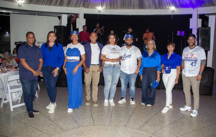 Yenny Polanco Lovera recibe el reconocimiento otorgado por su junta directiva Luis Santiago Severino, Amelia Reyes, Cristina Rosario, Salvador Batista, Héctor Marte, Mayra De Peña, Carmen Bretón y José Alberto Selmo.