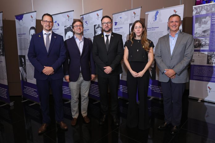 Cónsul y Jefe de Misión Adjunto de Israel, Ilan Vulej; Gregory Quinn; Embajador de Israel, Raslan Abu Rukun; Representante en el país de la Fundación Espacio Anna Frank, Karen Koenig y Presidente de la Comunidad Judía en Santo Domingo, Issac Lalo.