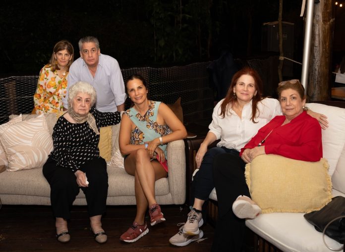 Ivette Kury Haozury, Fernando Hazoury, Mercedes Toral de Hazoury, Rocío Olivero, Yudtih Pérez de Hazoury y Mary Carmen Hazoury