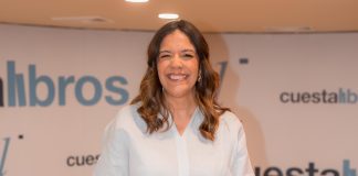 Leonelda Castillo muestra el libro que trae 10 lecciones para aprender a manifestar la vida que deseas.