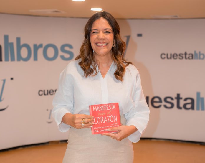Leonelda Castillo muestra el libro que trae 10 lecciones para aprender a manifestar la vida que deseas.