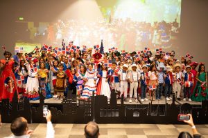Participantes y organizadores de Hilvanando Ilusiones 2025 Arriba Dominicana