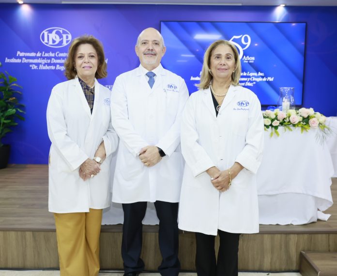 Dra. Emma Guzmán, presidenta del Patronato de lucha Contra la Lepra, Dr. Víctor Pou, Director General del IDCP y Dra. Luisa González, vicepresidenta del Patronato de lucha Contra la Lepra