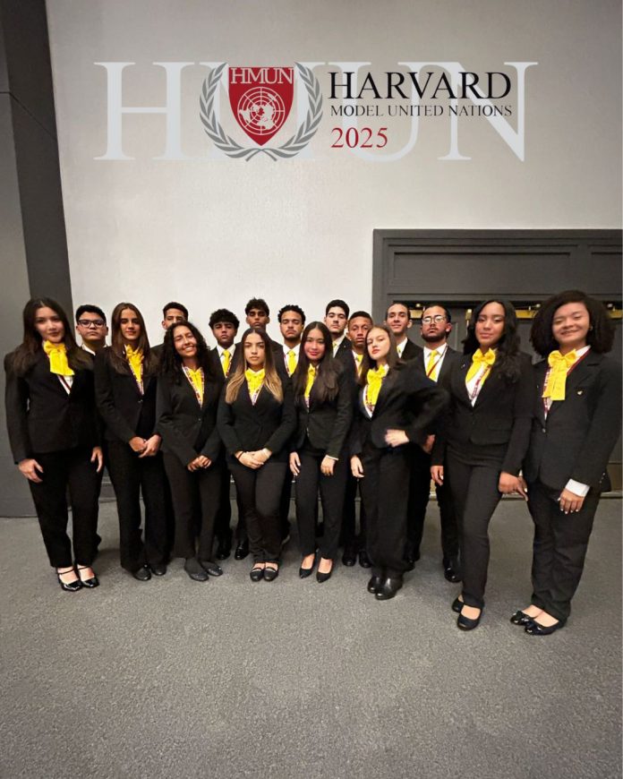 Diferentes momentos de los estudiantes durante su participación en el Modelo de Naciones Unidas de Harvard 2025.
