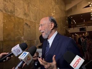 Efraím Castillo entrevistado por los medios a su llegada al Teatro Nacional Eduardo Brito.
