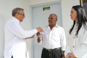 El doctor Leonardo Aguilera, presidente de la Fundación Refidomsa, entrega la vivienda a Roberto Aracena.
