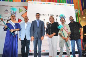 El ministro con las autoridades de San Cristóbal, provincia a la cual se le dedicará el Carnaval.