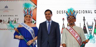 El ministro junto a los reyes del Carnaval