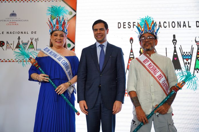 El ministro junto a los reyes del Carnaval