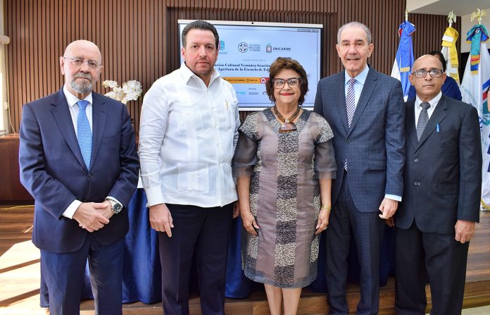 Emilio Mingues Torres, Canciller José Alejandro Aybar, Franklin García Fermín, la Gestora Cultura presidenta de FUNDAVER, Verónica Sencion y Román Rodriguez Cabrera. Emilio Mingues Torres, Canciller José Alejandro Aybar, Franklin García Fermín, la Gestora Cultura presidenta de FUNDAVER, Verónica Sencion y Román Rodriguez Cabrera.