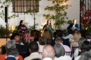 Espectadores se reúnen en el Centro Cultural Taíno Casa del Cordón, una iniciativa del Banco Popular Dominicano