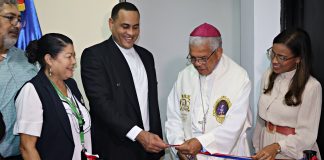 Monseñor Ozoria, junto al rector de la UCSD, la decana Avila y otros maestros en el corte de cinta.