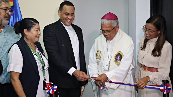 Monseñor Ozoria, junto al rector de la UCSD, la decana Avila y otros maestros en el corte de cinta.