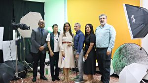 Directores de Escuelas UCSD y maestros en el estudio fotográfico que inauguran. 